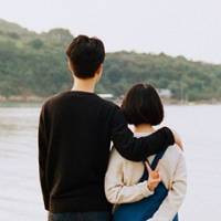 情侣肩靠肩背影头像 想爱就是这么简单头像图片