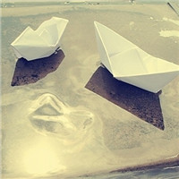 那些浸了水的弯弯小纸船 是不是装载着谁的思念头像图片