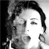 没有你的世界用香烟填补寂寞 抽烟女生黑白头像头像图片