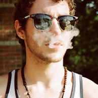 风雨中徘徊的欧美男生头像头像图片