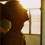 对咸鱼谈梦想，不如对牛弹琴