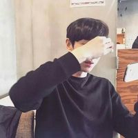 他笑起来像个孩子 冷起来是个谜头像图片