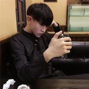 就是一个坏脾气的姑娘有个好脾气的男孩一直宠着她