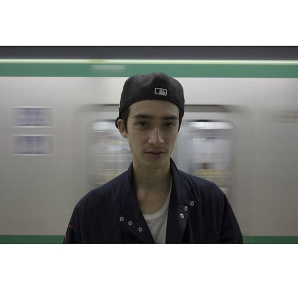 有很多痛苦就像是图钉一样随着滚滚而过的车轮被轧进我们的心中头像图片