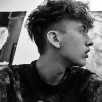 黑白男生QQ欧美头像_旧朋友早已被回忆撕裂头像图片