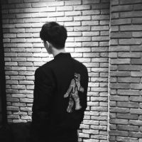 QQ黑白头像悠闲的飘落地面低眉于尘间头像图片