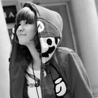 时尚的黑白QQ头像：爱笑又带美好头像图片