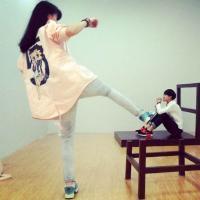 搞笑QQ头像:玩各种很怪的姿势头像图片