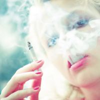 别给我不知名温暖欧美霸气女生抽烟头像头像图片