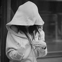 无色灰白世界里 (戴帽)qq头像头像图片