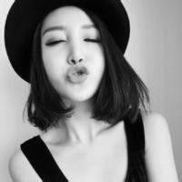 黑白系嘟嘴美女qq头像头像图片