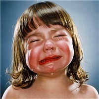 外国流泪的小女孩头像图片