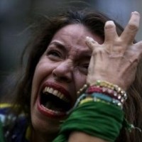 大哭的女人头像图片