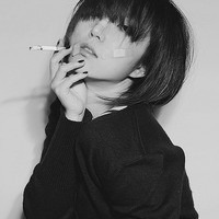 抽烟的伤感女孩头像图片