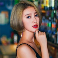 金色波波头妹子的意乱情迷头像图片