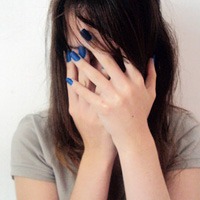 捂着嘴哭头像图片