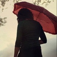 唯美的伞下女孩头像图片