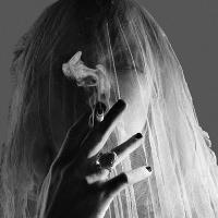 颓废灰色黑白吸烟女生头像图片