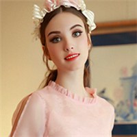 戴着花环的外国少妇 优雅与俏皮同在头像图片