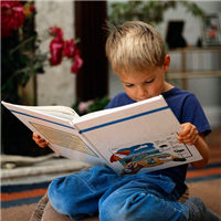 外国儿童勤奋读书头像图片