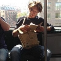 在地铁上阅读的型男头像图片
