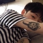 纹纹身的男孩是有故事的