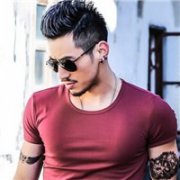 带墨镜的花臂男