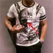 只露花臂不露脸