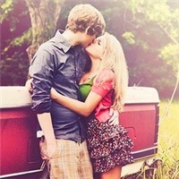 幸福浪漫的情侣接吻头像图片