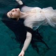 水中优美的身躯头像图片