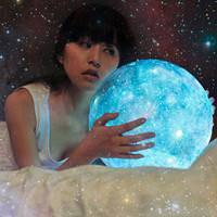 唯美手抱发光星球头像图片