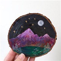 “镶嵌”在雪松木上的山川湖泊头像图片