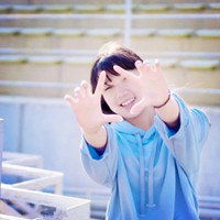 坐在操场上的女生开心笑头像图片