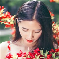 一袭红裙醉心田头像图片