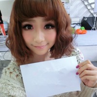 手拿空白纸头像图片