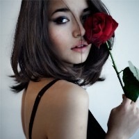 漂亮MM手执玫瑰花头像图片