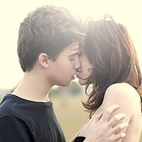 别偷看人家亲亲噢！头像图片