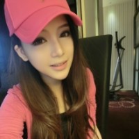 戴鸭舌帽女森头像图片