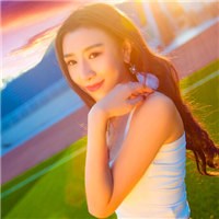 阳光下的草坪美女头像图片