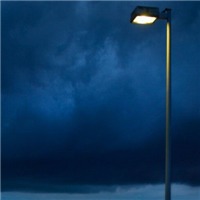 因为有了路灯，夜才不会显得凄清孤单头像图片