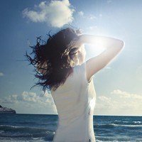 美女在阳光下的背影头像图片