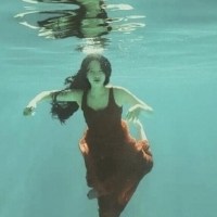 深海里的红裙女子头像图片