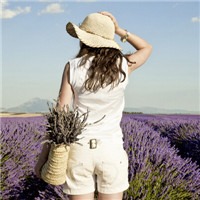 花海中的美丽背影头像图片