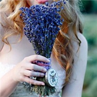 手拿薰衣草头像图片