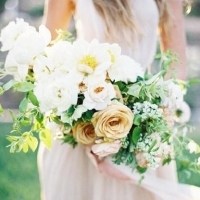 无头捧花的白衣女子头像图片