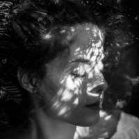 光影下的少女脸庞头像图片