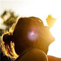 黄昏下的美丽侧影头像图片