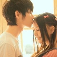 男生吻女生额头头像图片
