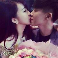 情侣亲嘴头像图片
