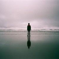 帅哥在海岸边头像图片